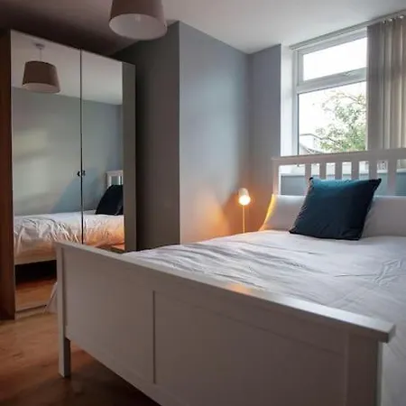 Beautiful 6 Bedroom House On A Quiet Street In South * Manchester