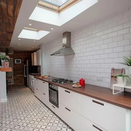 Beautiful 6 Bedroom House On A Quiet Street In South Nyaraló *