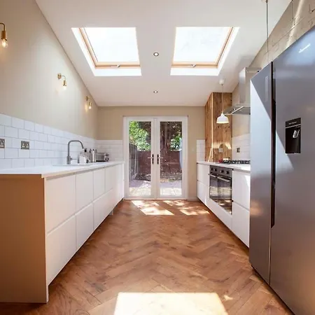 Gorgeous Large House In Quiet Residential Area *