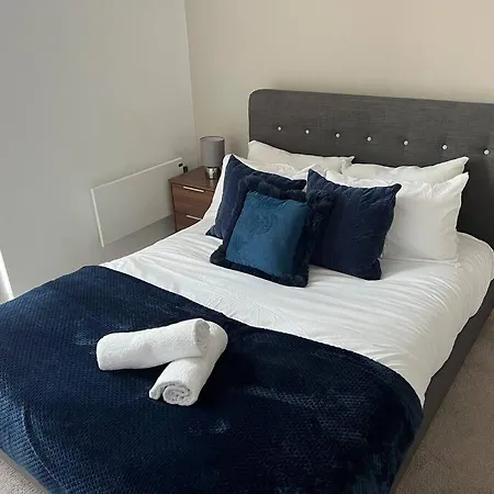 Luxury Corner Apartment, Balcony W Scenic Views * Manchester
