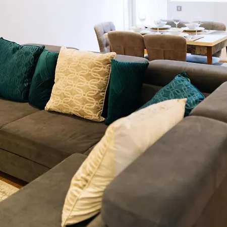 Stylish And 2 Bedroom Flat In