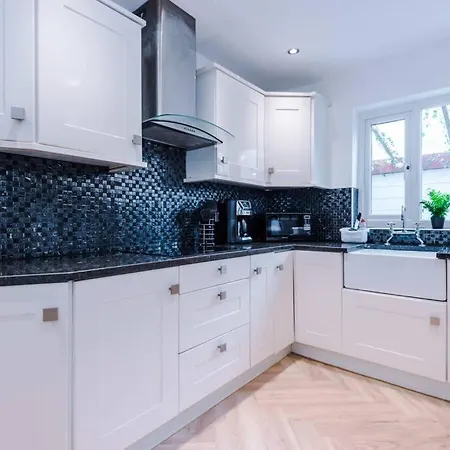 Rest&recharge At A Luxury Retreat In - Sleeps 11, 5 Bedrooms, 3 Bathrooms, Free Parking Manchester