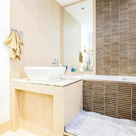 Lovely 1-bedroom Flat In Center *
