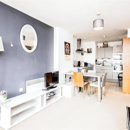 Lovely 1-bedroom Flat In Center *