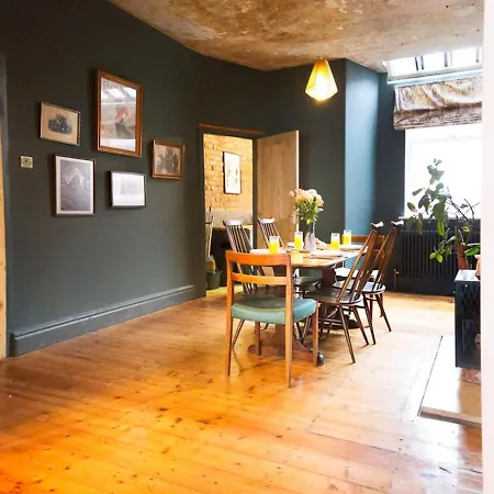Pass The Keys Quirky 3 Bed Close To Old Trafford 펜션 *