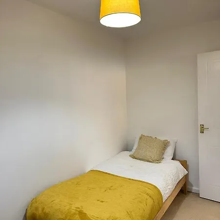 Entire 2 Bedroom House With Parking View * Manchester