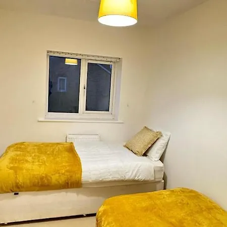Entire 2 Bedroom House With Parking View *