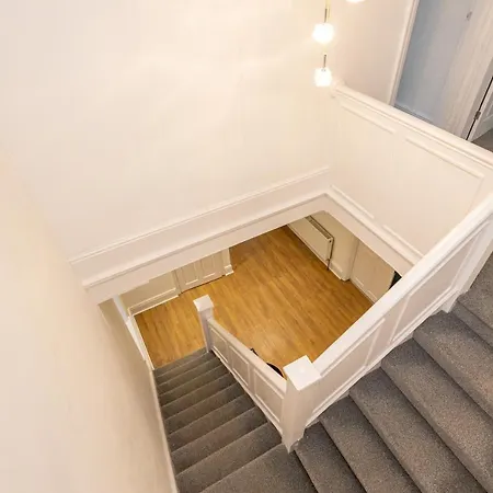 Semesterbostad Pillo - Spacious 4 Bedroom Detached House Close To Heaton Park Manchester