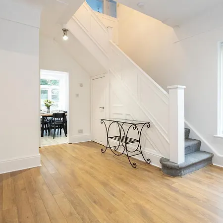 Pillo - Spacious 4 Bedroom Detached House Close To Heaton Park Semesterbostad