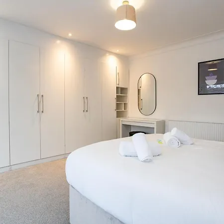 Semesterbostad Pillo - Spacious 4 Bedroom Detached House Close To Heaton Park