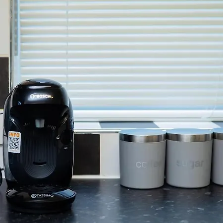 Isinmi - Close To Mcr *