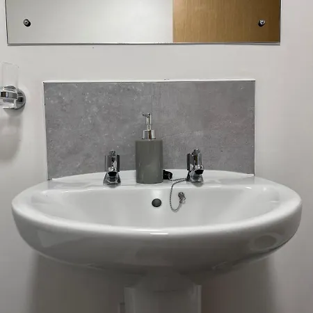 Luxury 2 Bed With Skyline Views. *