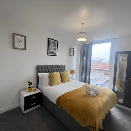 Luxury 2 Bed With Skyline Views. Apartment