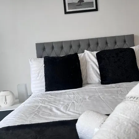 Luxury 2 Bed With Skyline Views. Apartment *