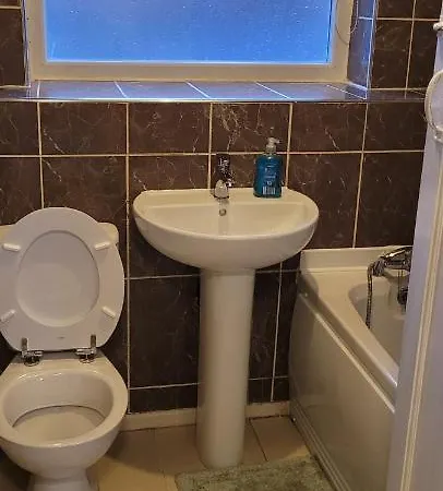 Entire 2 Bedroom House - Ferienhaus *