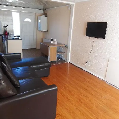 Entire 2 Bedroom House - Ferienhaus *