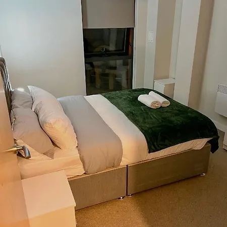 Modern 2 Bedroom Flat With Views Manchester