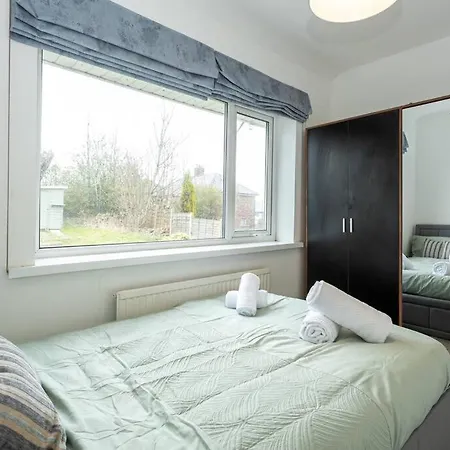 Spacious 3 Bedroom House With Garden In Salford مانشستر