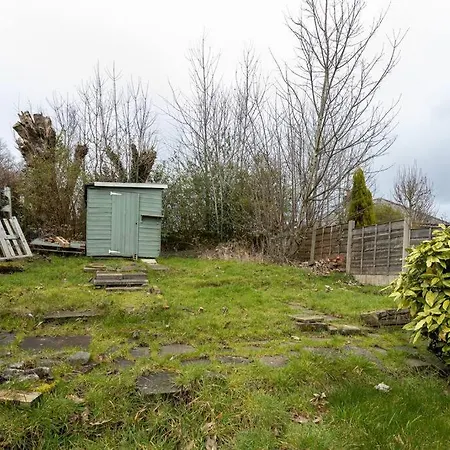 Spacious 3 Bedroom House With Garden In Salford
