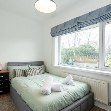 Spacious 3 Bedroom House With Garden In Salford Appartement Manchester