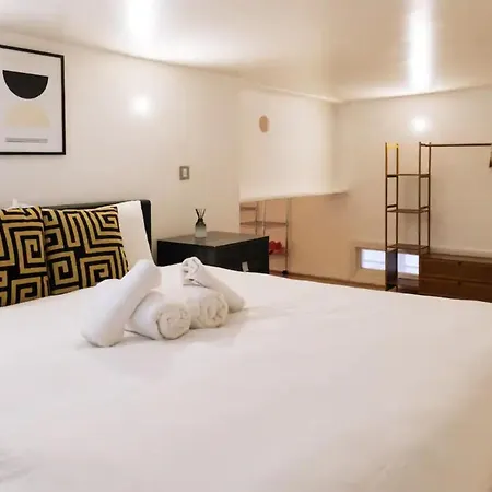 Apartment Stylish And 2 Bedroom Flat In