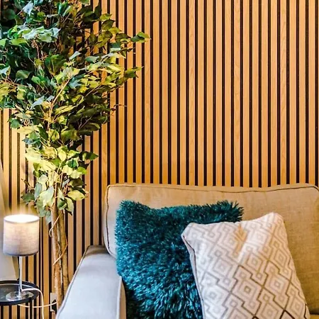 Rest&recharge At A Luxury Retreat In - Sleeps 11, 5 Bedrooms, 3 Bathrooms, Free Parking Holiday home Manchester
