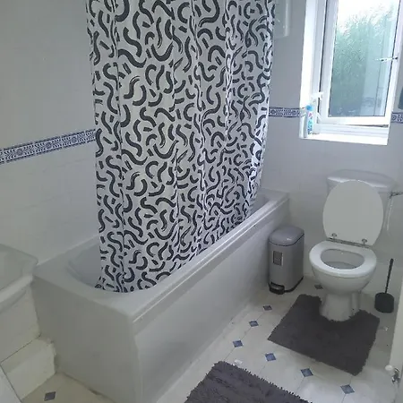 Entire 2 Bedroom House With Parking View