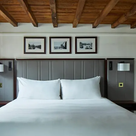 Marriott Victoria & Hotel 4*
