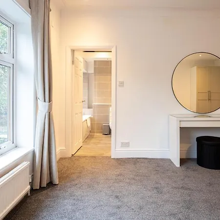 Pillo - Spacious 4 Bedroom Detached House Close To Heaton Park Semesterbostad Manchester