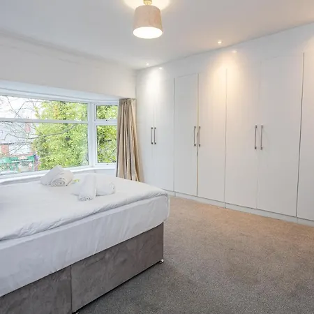 Semesterbostad Pillo - Spacious 4 Bedroom Detached House Close To Heaton Park