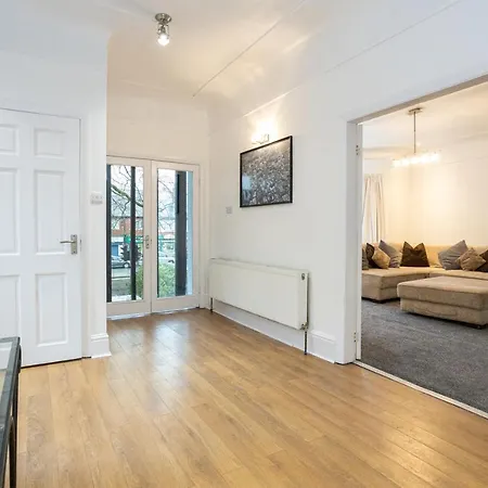 Pillo - Spacious 4 Bedroom Detached House Close To Heaton Park Semesterbostad Manchester