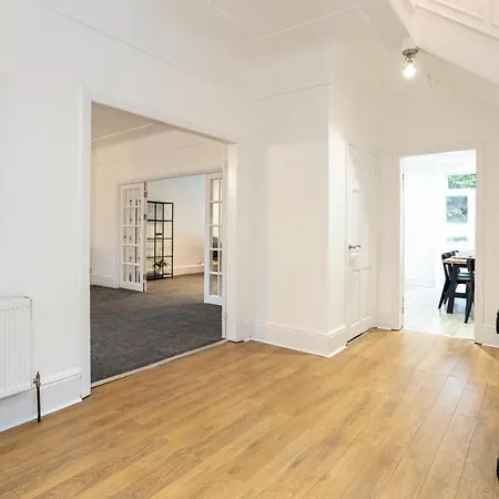 Pillo - Spacious 4 Bedroom Detached House Close To Heaton Park Semesterbostad *