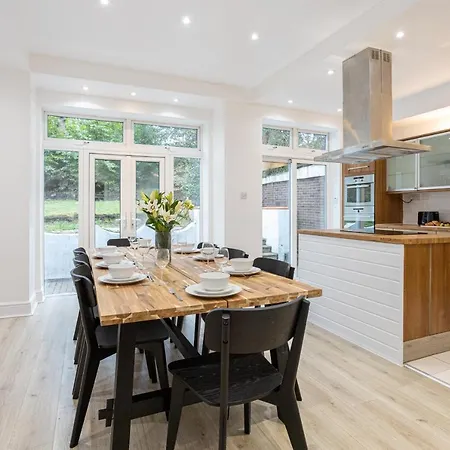 Semesterbostad Pillo - Spacious 4 Bedroom Detached House Close To Heaton Park
