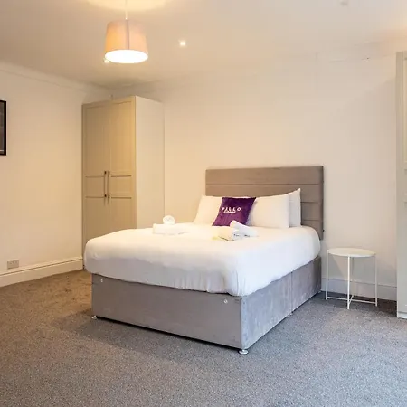 Semesterbostad Pillo - Spacious 4 Bedroom Detached House Close To Heaton Park *
