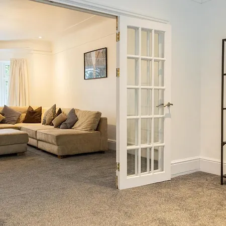 Semesterbostad Pillo - Spacious 4 Bedroom Detached House Close To Heaton Park