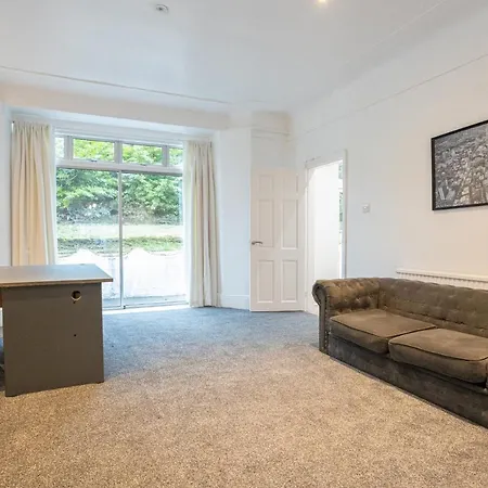 Semesterbostad Pillo - Spacious 4 Bedroom Detached House Close To Heaton Park Manchester