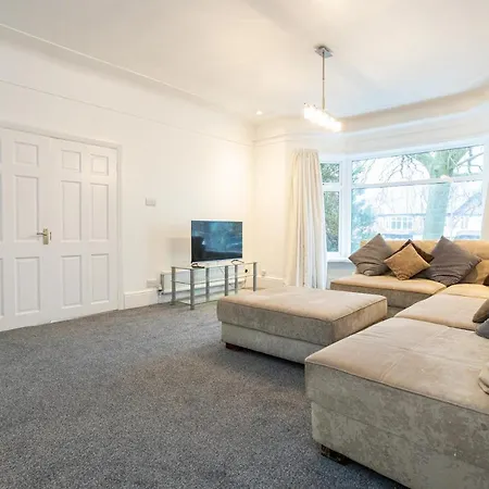 Pillo - Spacious 4 Bedroom Detached House Close To Heaton Park Semesterbostad Manchester