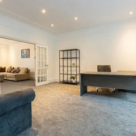 Pillo - Spacious 4 Bedroom Detached House Close To Heaton Park Semesterbostad