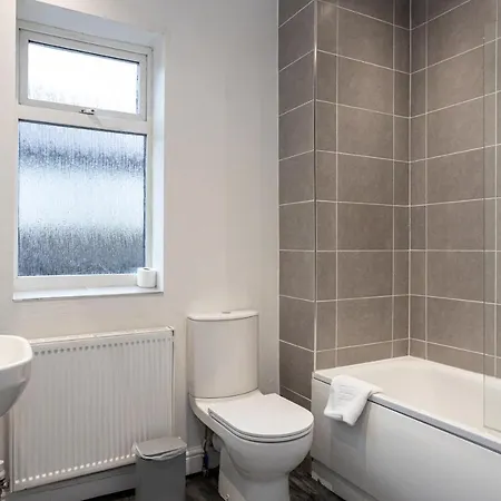Pillo - Spacious 4 Bedroom Detached House Close To Heaton Park Semesterbostad *