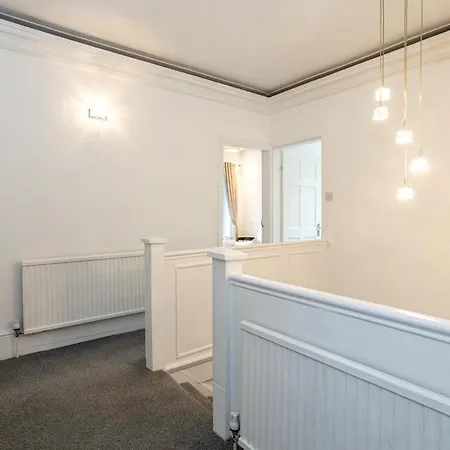 Pillo - Spacious 4 Bedroom Detached House Close To Heaton Park Semesterbostad *
