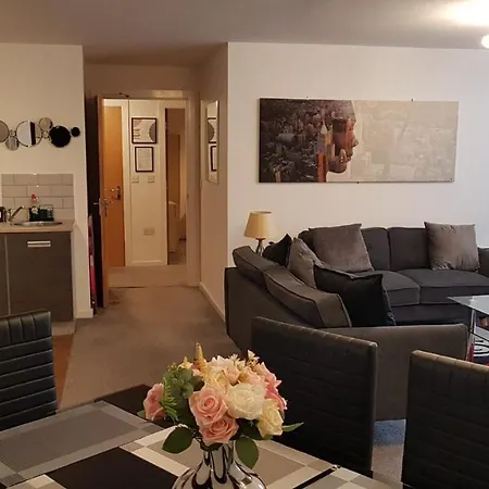 Luxury 2 Bed With Free Wi-fi & Parking *