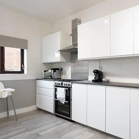 Spacious 4 Bed House With Small Garden In Salford Apartament