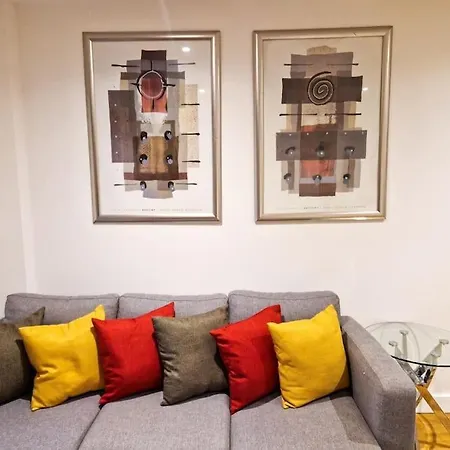 Tranquil Waterside Retreat * Mánchester