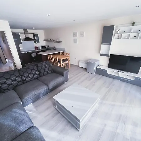 Spacious 2 Bed Flat, Free Parking, Close To Town