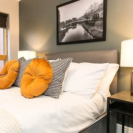 2 Bedroom Sleeps 6 Centre Apartment Manchester