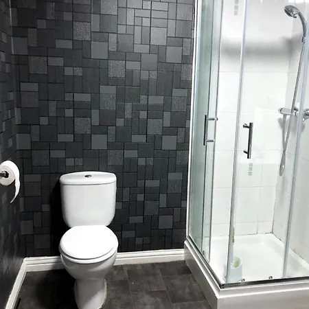 Cosy Spacious 4 Bedroom Town House With Shared Bathrooms, Living Space, Kitchen And Garden