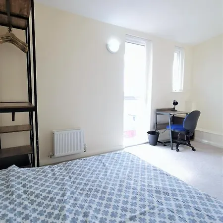 Bed and breakfast Private Bedroom - Shared Facilities - Free Parking - Close To Ethiad Centre