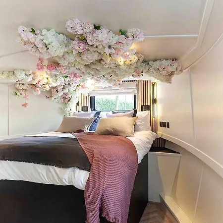 The Vaetten Hues Luxury Boat * Manchester