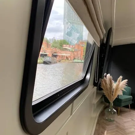 The Vaetten Hues Luxury Boat Hotel na wodzie