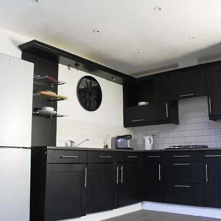 Cosy Spacious 4 Bedroom Town House With Shared Bathrooms, Living Space, Kitchen And Garden Lägenhet